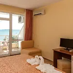 Iris Hotel 3*