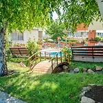 Iris Hotel 3*