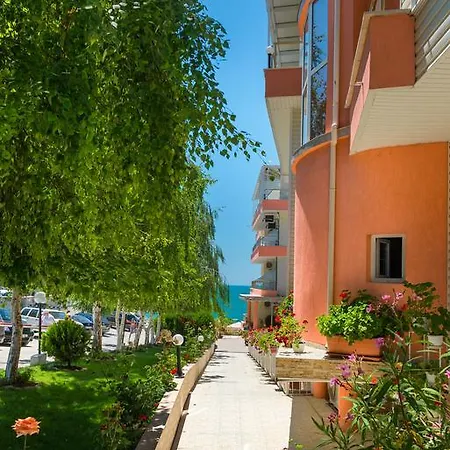 Iris Hotel 3*